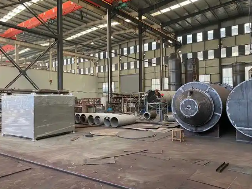 现代化的环保设备生产车间,工人们正在装配大型一体化污水处理罐体